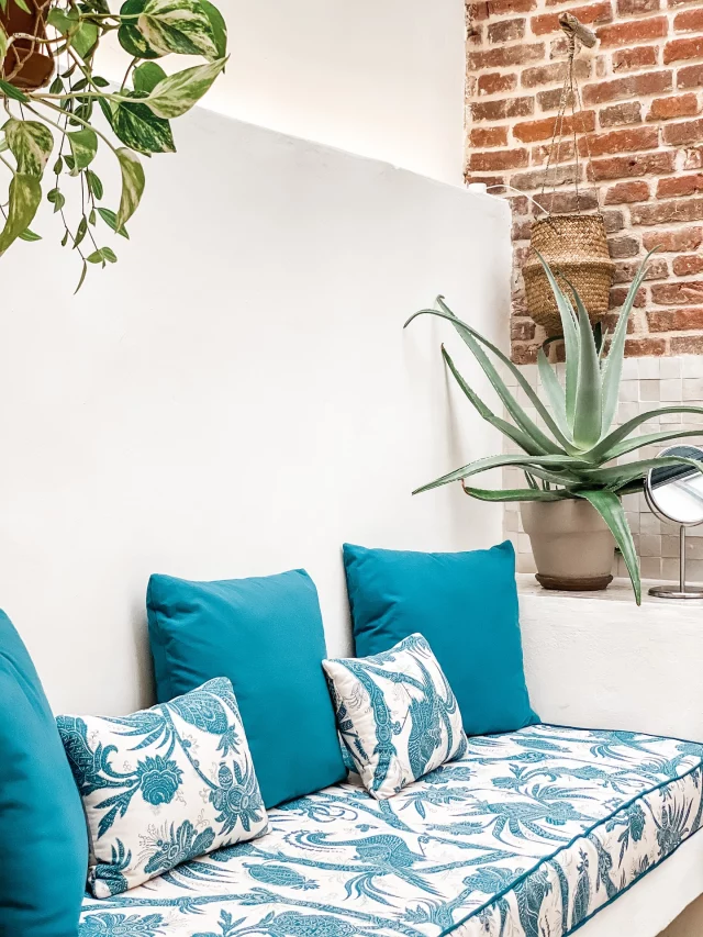 En juillet, le corps appelle la légèreté.
Moins de tension. Moins de vitesse.
Plus de fraîcheur, de silence, de répit.

Cette pièce est un refuge.
Lumière naturelle, végétation vivante, musique enveloppante, matières qui respirent. Huiles fraîches Fleur d’oranger, verveine agrume…

Tout est pensé pour que ton système nerveux puisse ralentir… vraiment.
C’est souvent ici que les épaules se relâchent. Que le mental décroche.

Et toi, en juillet, de quoi ton corps a le plus besoin ?

#meshimushki #beautéconsciente #soinholistique #artdurepos #expériencesensorielle #slowluxury #artdevivre