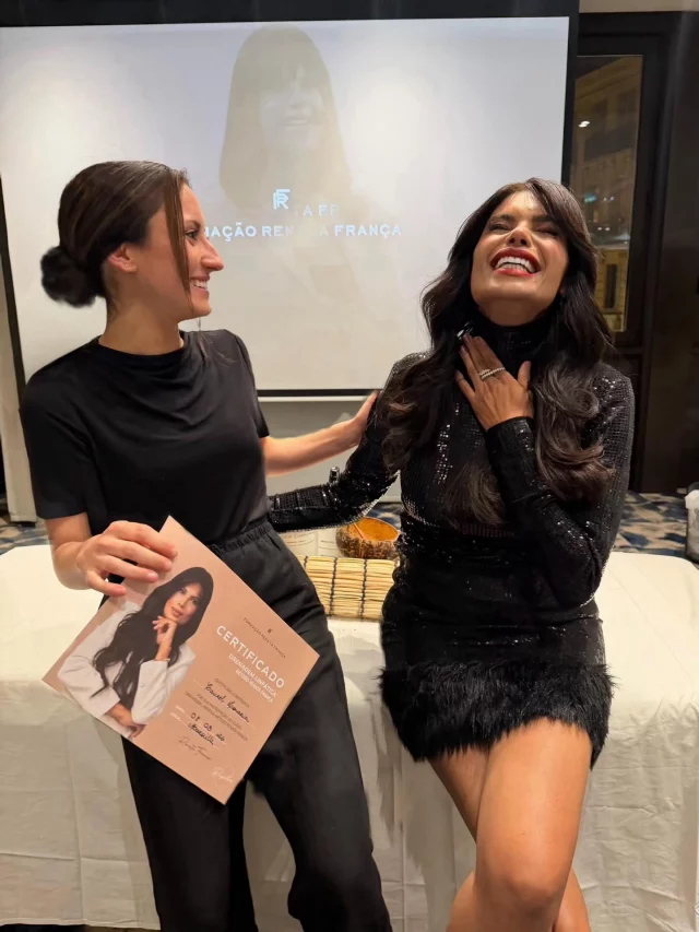 Tellement fière de voir évoluer Lonaria au sein de Meshi Mushki.

Après avoir été formée par les meilleures, @renatafrancaa et la double championne du monde en Face & Bodyshaping massage @catherine_cerezo_official , Lonaria est désormais certifiée au drainage Renata França.

Chez Meshi Mushki, nous accordons une grande importance à la formation continue et à l’exigence du geste.

Lonaria pratique ce soin avec précision, sensibilité et une vraie écoute du corps. 

Passionnée par son métier, douce avec les clientes et toujours pleine d’humour, elle incarne pleinement l’attention et la qualité de soin qui nous tiennent à cœur chez Meshi Mushki.

Le drainage Renata França aide à relancer la circulation, diminuer la rétention d’eau et apporter une sensation de légèreté souvent visible dès la première séance.

Lonaria reçoit désormais pour le drainage Renata França chez Meshi Mushki. #renatafranca #drainagelymphatique #massage #evreux